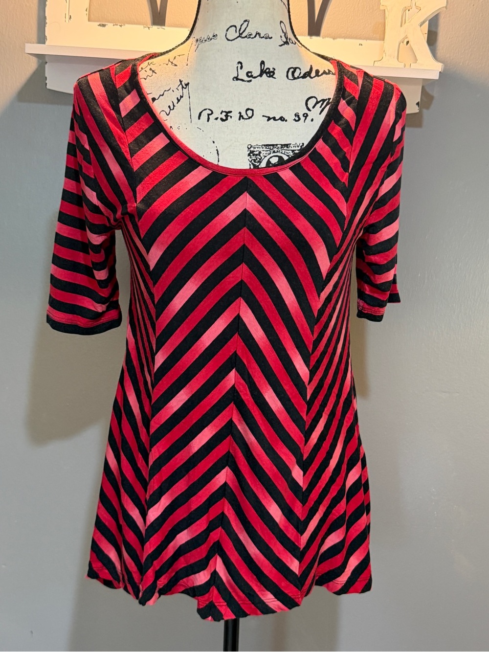 DANA BUCHMAN BLACK/PINK CHEVRON STRIPE SCOOP NECK TUNIC SZ S